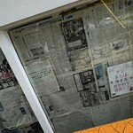 インデアンレストラン  ニューミラ - 元の営業スペースの1Fの窓は新聞紙で覆われていて、極めて雰囲気が悪い^_^; 新聞の日付が2019年12月であることから、2階に移ったのがその頃だったと窺わせる貴重な資料ではある。