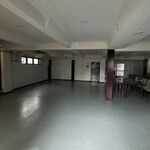 インデアンレストラン  ニューミラ - 一階を覗いたらこんな感じ。やけにスッキリしてい来て、もったいない感じも。