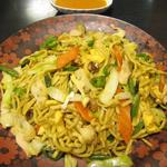 ネパール家庭料理 ホワイトヒマラヤ - ミックスチョウミン　￥850