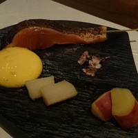 フレンチ割烹 宿 - 桜マスの藁焼き