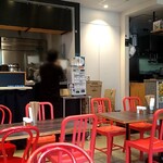 むかん横浜  - 店内はフードコートみたいなスペースです。