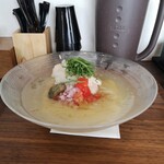 鶏×麦 らら - これが冷製貝出汁ラーメン！透明感の有る貝出汁ジュレのスープ！貝出汁のシャーベットがトッピングされてます！