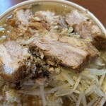 ラーメン二郎 - 綺麗に脂身が入った三枚肉（バラ肉）の絶品神豚！
