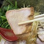 横浜家系らーめん 天王家 - スモークチャーシュー。正面から。