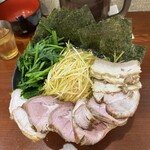 横浜家系らーめん 天王家 - ネギチャーシュー中盛り、TPバラチャーチュー×2、のり、ほうれん草。