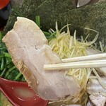 横浜家系らーめん 天王家 - バラチャーシュー。正面から。