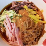 中華朋絢 - トッピングはこんな感じです！特製の胡麻ダレが掛ってます！