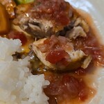 キッチン ブルー グローブ - メカジキ崩してソースを乗せます