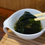 キッチン ブルー グローブ - 具沢山なわかめスープ