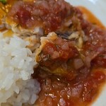 キッチン ブルー グローブ - メカジキをカット、メカジキは昨日のポシェ同様に柔らか！