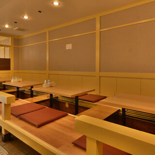 駐車場完備◆木を基調とした落ち着いた雰囲気が漂う店内