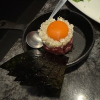 焼肉チャンピオン ペントハウス - ユッケは海苔に包むタイプ