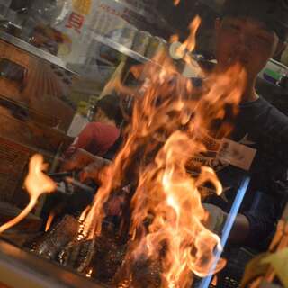 立ち上る炎で豪快に！当店名物「かつおの藁焼きたたき」