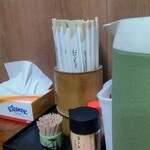 きしもと食堂 - テーブルには島とうがらし（コーレーグス）も置いてます。途中で入れると味変で美味しいです