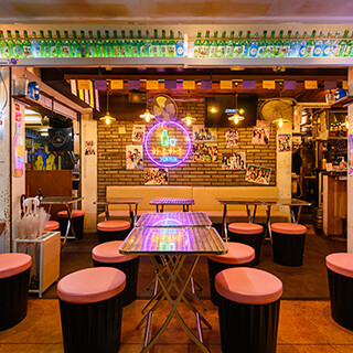 ネオンきらめく韓国酒場！サク飲みから女子会までお気軽に◎