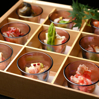 整然と仕切られている箱の中に並ぶ、『旬の玉手箱匠膳』