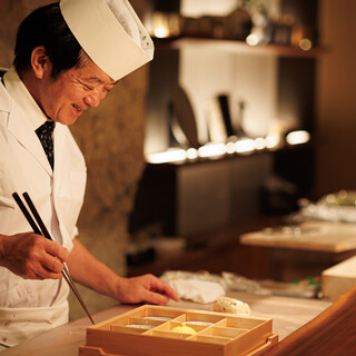 和の根幹を芯に持ち、自在な一皿をつくりだす