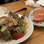 バル ポルティージョ - サラダとパンコントマテ