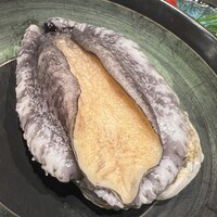 八重洲 steak & seafood 鉄板焼き 一心 - 活の蝦夷アワビ。殻の色合いからして恐らく韓国産