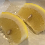 焼きもの家 慶 - クシ切りレモンは絞らないと皮の香りも果実のクエン酸もほとんど出てこないと思う。レモンがクシ切りで飲み物にドボっと浸かって提供されるのは間違ってる、と思う。