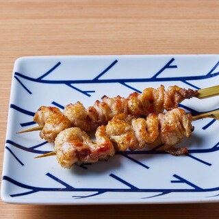 炭火焼鳥や和食の技法を活かしたおつまみ、お食事を数々取り揃え