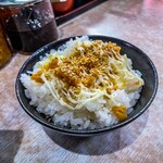 横濱ラーメン あさが家 - ランチサービスライスです。醤油漬けニンニクと白胡麻とマヨネーズをダボダボかけて食べてみて下さい。
      何なら炊き立てホカホカのライスと食べたいな！