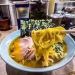 横濱ラーメン あさが家 - 麺は酒井製麺の良くあるタイプの家系の麺です。