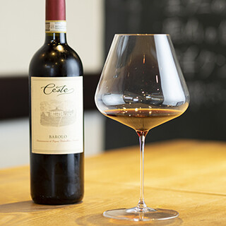 多彩なオーガニックワインは、グラスで飲み比べながらどうぞ