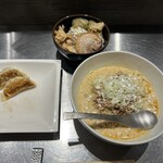 高崎はた山 - 【2024.7.9(火)】冷し担担麺（並盛・180g）＋そぼろ御飯1,400円＋ギョーザ（4個）400円