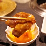 焼肉 神宮 - 卵黄つけて