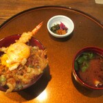 旬彩 天ぷら 心来(しんら） - かき揚げ・海老・玉子天丼、赤出汁、漬物。