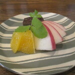 旬彩 天ぷら 心来(しんら） - デザート：オレンジ、林檎、ショコラケーキ。