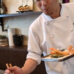 旬彩 天ぷら 心来(しんら） - 美味しそうに天麩羅を揚げる大将。