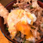 旬彩 天ぷら 心来(しんら） - かき揚げ 540円、半熟玉子の天ぷら 170円、海老の天丼 ご飯大盛り。