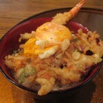旬彩 天ぷら 心来(しんら） - かき揚げ 540円、半熟玉子の天ぷら 170円、海老の天丼 ご飯大盛り。