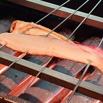 居酒屋 味平 - 焼魚（サバ・皮側焼き中）