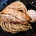 薄く茶色がかった自家製麺(全粒粉の多加水麺？)の太麺に厚切りチャーシュー1枚、味玉1個～!!(￣▽￣)V 