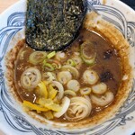 濃厚そうな豚骨魚介のスープに、刻みゆず、刻みネギ、何やらオイル？が浮いている～!!(ﾟ ﾛ ﾟ;ﾉ)ﾉ中に入っていたメンマはしょっぱかった～!(￣ж￣)!!