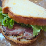 タケウチ - ペッパーシンケンとクリームチーズのサンドイッチ(たぶん)