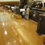 MADE IN JAPAN かにチャーハンの店 - L字型カウンターで回転率はいいです。