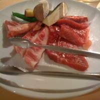 赤身焼肉 かるびあーの 新橋店 - 短角牛5点盛り（右から芯ロース、イチボ、ランプ、三角ばら、ゲタカルビ）