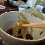 玄蕎麦 野中 - 淡い緑色の麺を各種薬味で啜る