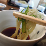 玄蕎麦 野中 - 淡い緑色の麺を各種薬味で啜る