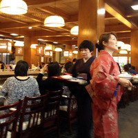 稚加榮 本店 - たくさんの仲居さんが右へ左へと忙しそう