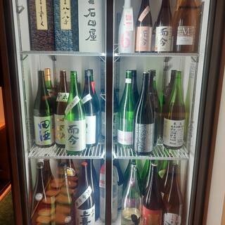日本酒は定番のものから旬のものまで取り揃えてます