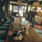 ヨコクラうどん - 時を忘れる旧家側の飲食スペース