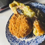 ヨコクラうどん - コロッケとちく天