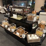 グランドメルキュール浜名湖リゾート&スパ - ラウンジのおつまみ。何故かおやつ系が多い。