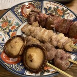 焼き鳥・肉刺し すみか - 5本の盛合せもありますが、贅沢に自分セレクト。塩のみで、タレはやってないのかな？