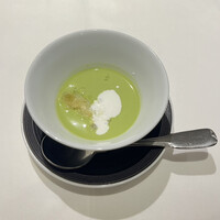 ターブル タカイ - グリーンピースの冷製スープは中に凍ったグリーンピースが入っていました